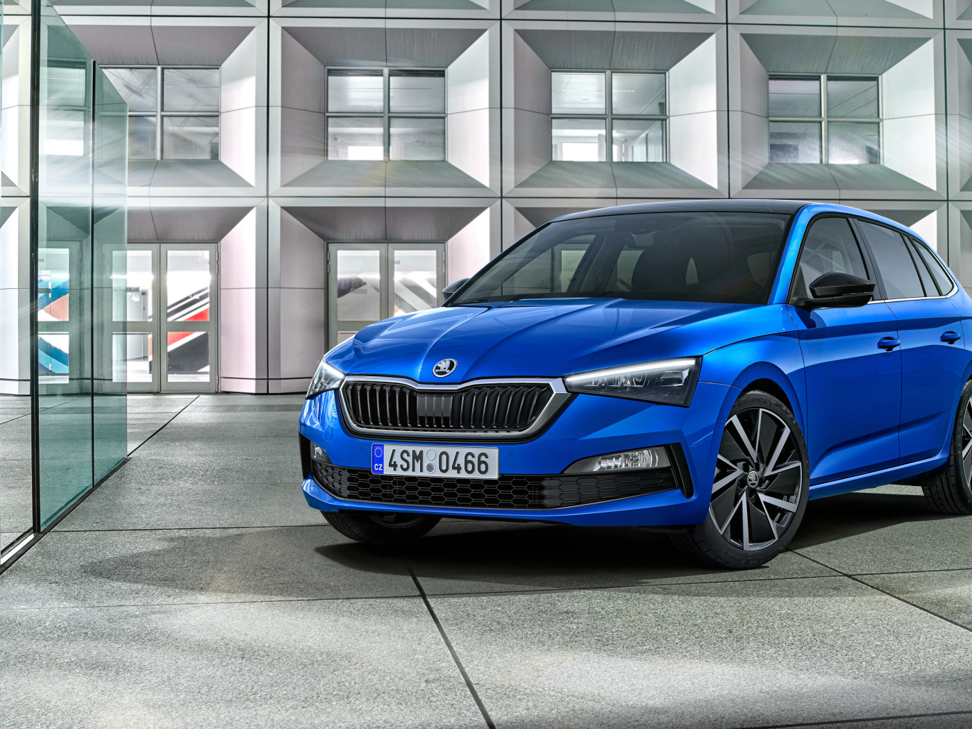 Синий автомобиль Skoda Scala 2019 года в автосалоне