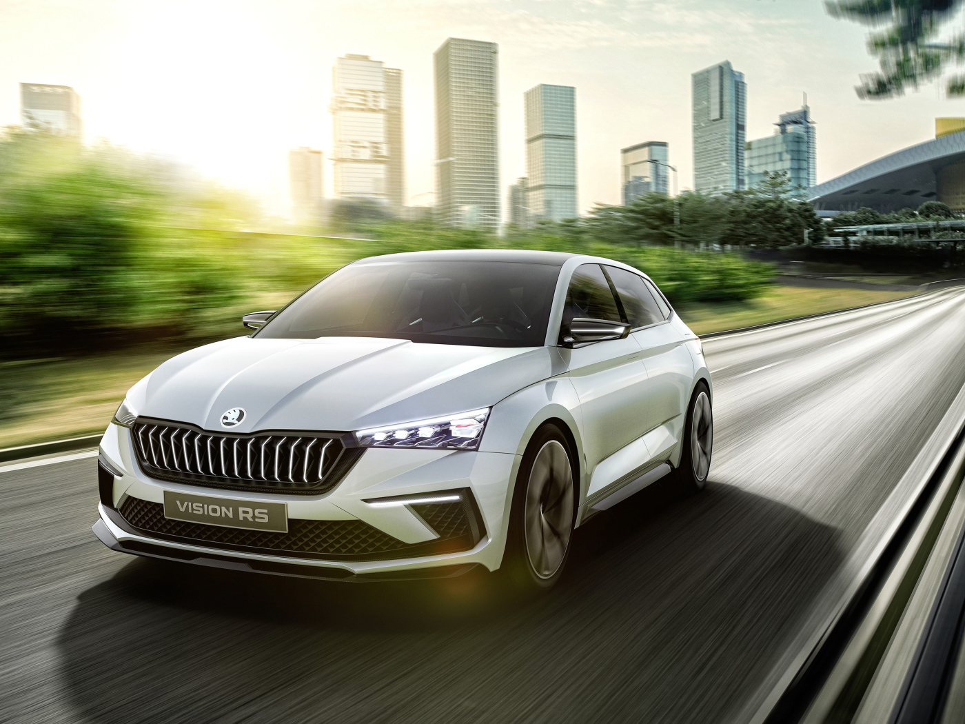 Автомобиль Skoda Vision RS 2018 года на трассе 