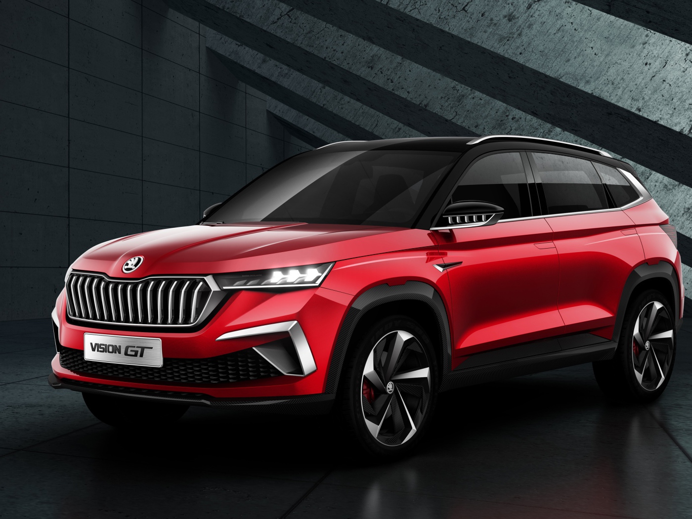 Красный внедорожник Skoda Vision GT 2019 года на сером фоне