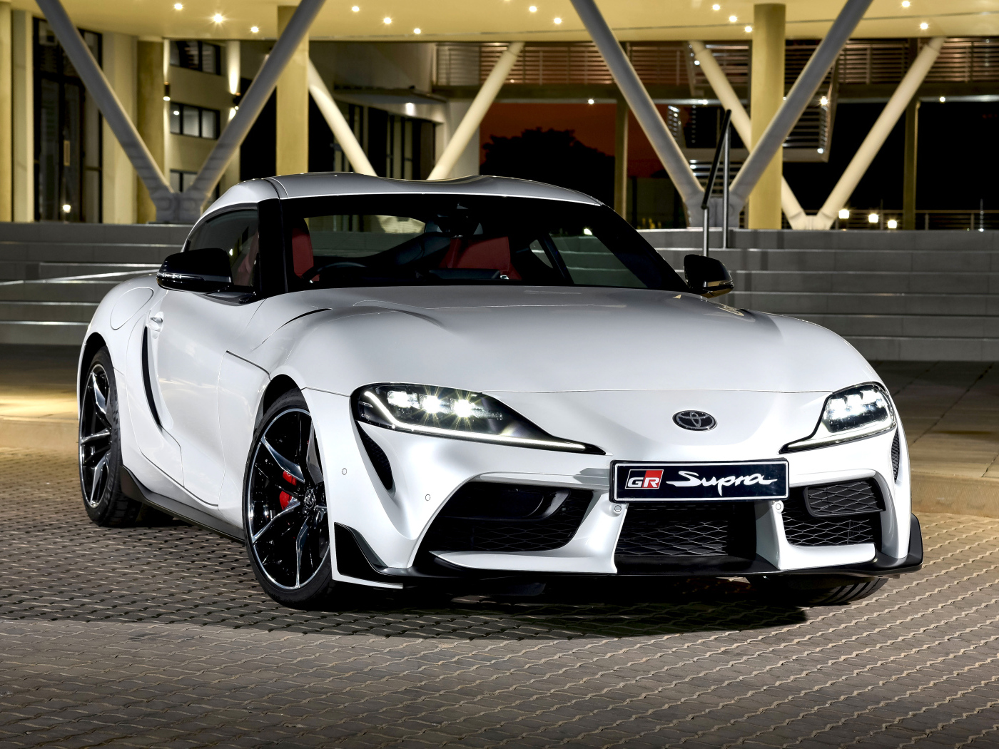 Белый автомобиль Toyota GR Supra 2019 года