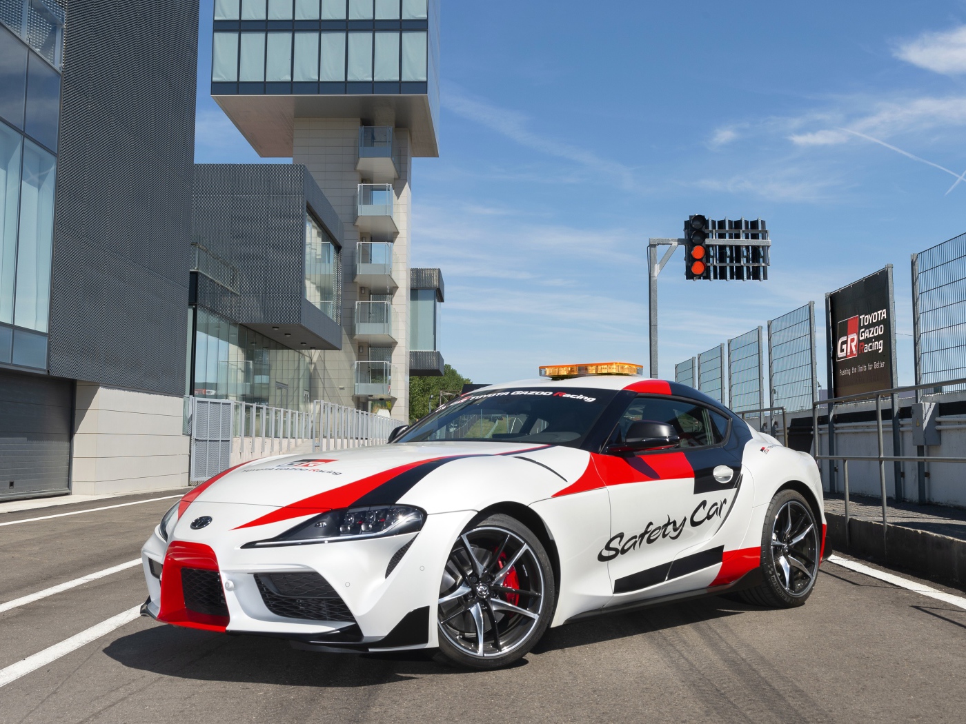 Автомобиль Toyota GR Supra Safety Car, 2019 года на улице