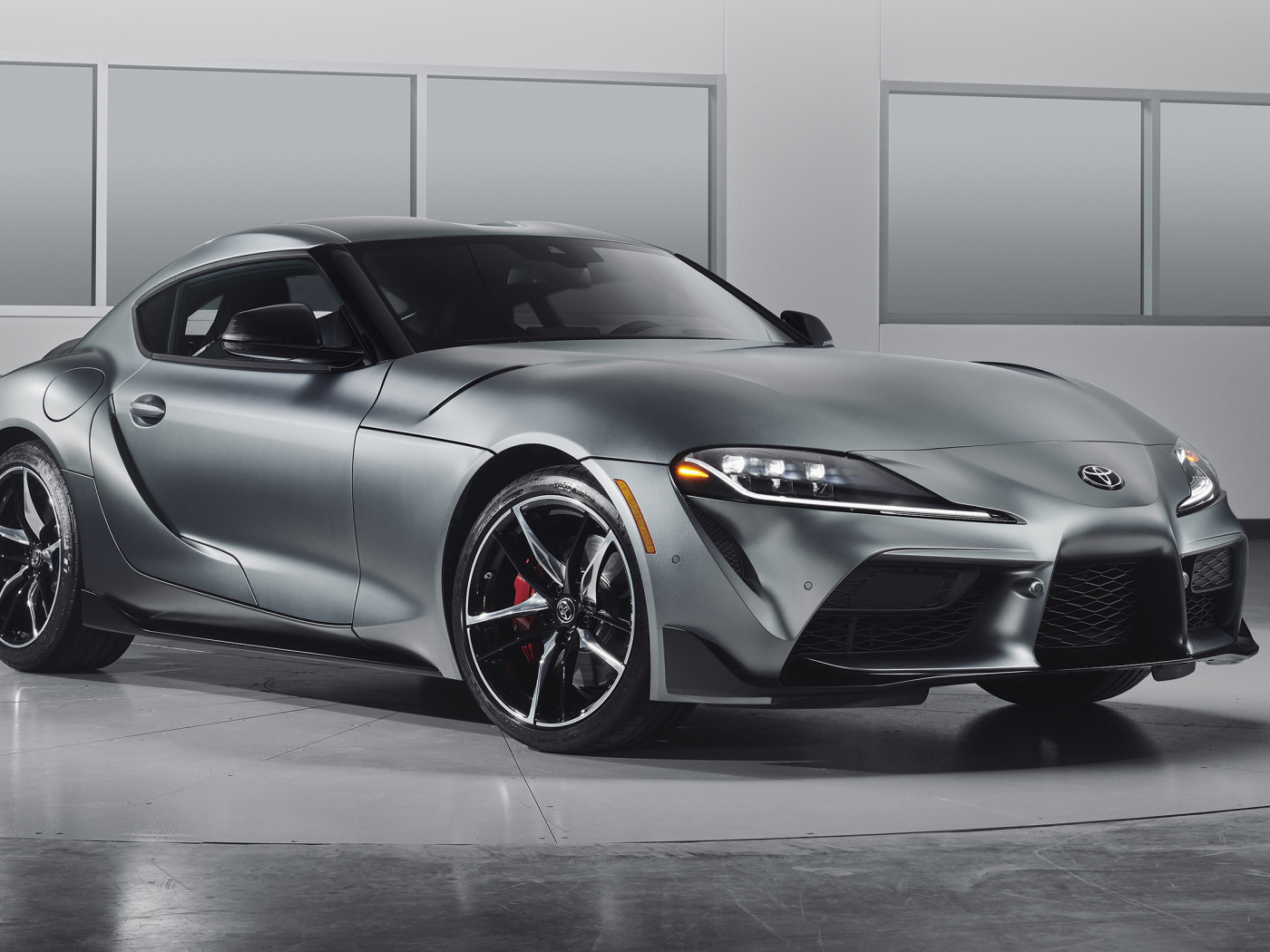 Серебристый спортивный автомобиль Toyota GR Supra, 2020 года