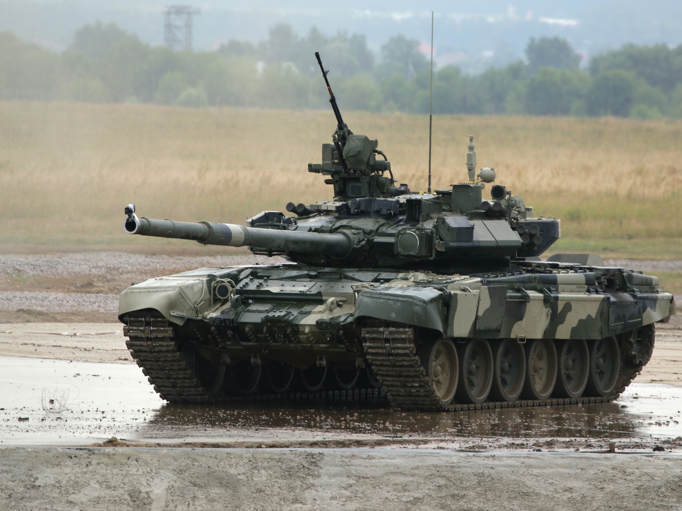 Танк T-90 в грязи