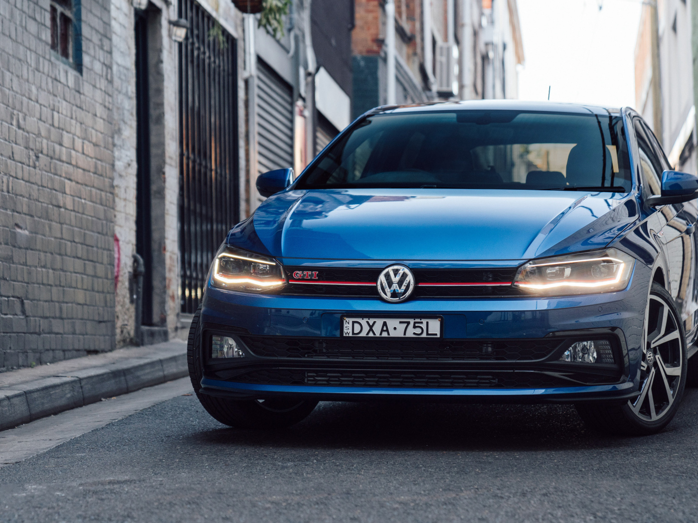 Синий автомобиль Volkswagen Polo GTI 2018 года 