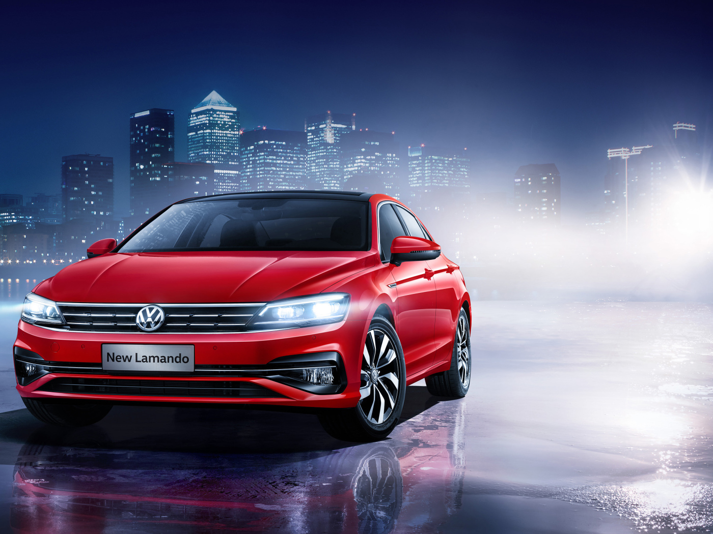 Красный автомобиль Volkswagen Lamando 2018 года на фоне ночного города 