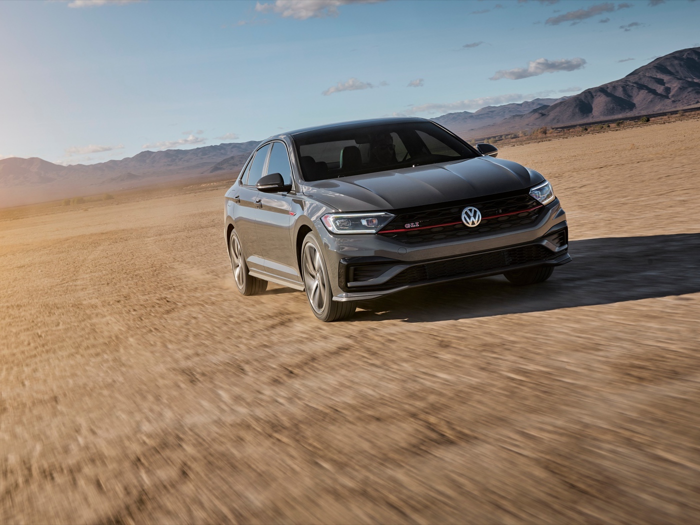 Автомобиль Volkswagen Jetta в пустыне