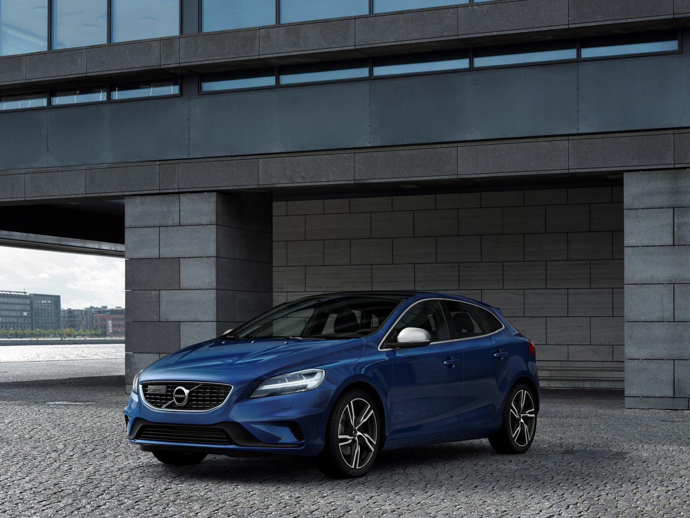 Синий автомобиль Volvo V40 у здания