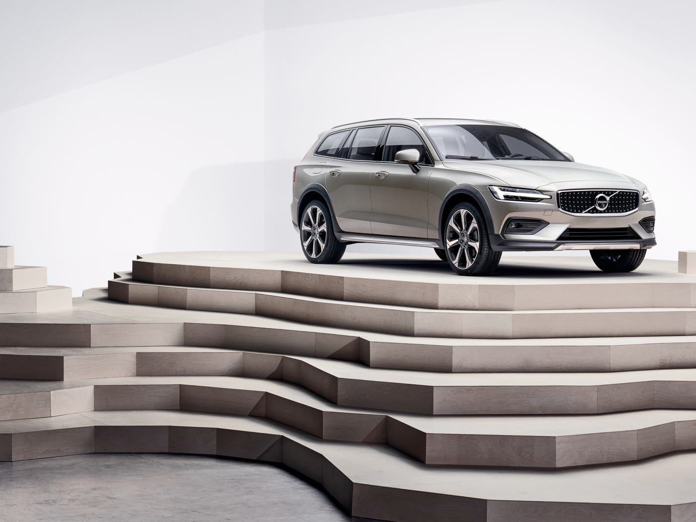 Серебристый автомобиль Volvo V60 T5  на пьедестале 