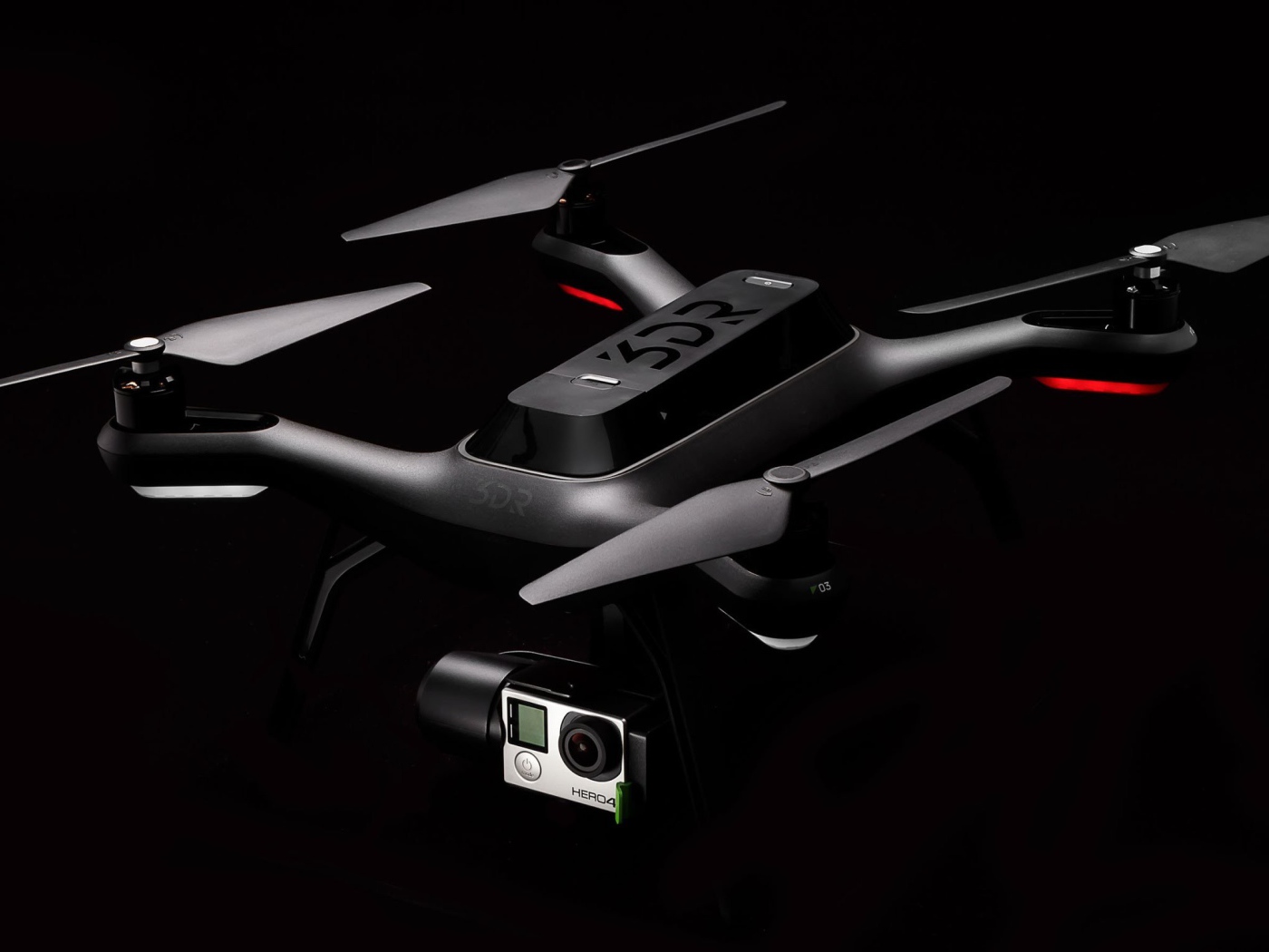 Квадрокоптер 3DR Solo на черном фоне