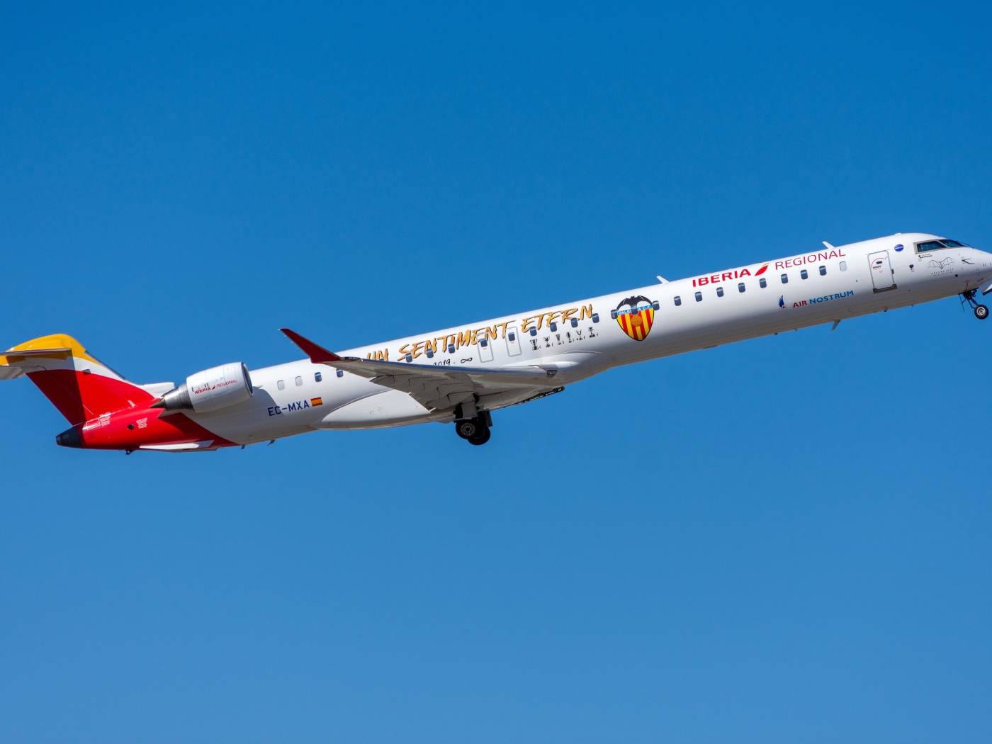 Самолет Bombardier CRJ-1000 авиакомпании Air Nostrum на фоне голубого неба