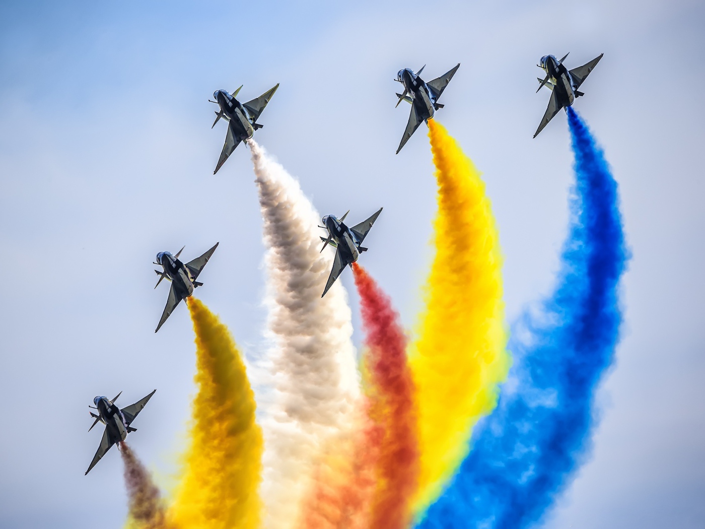 Истребители с разноцветным дымом в небе