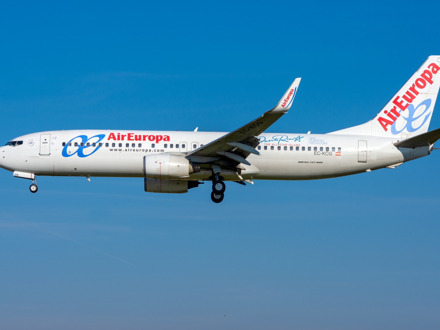 Большой пассажирский Boeing 737-800W авиакомпании Air Europa в голубом небе