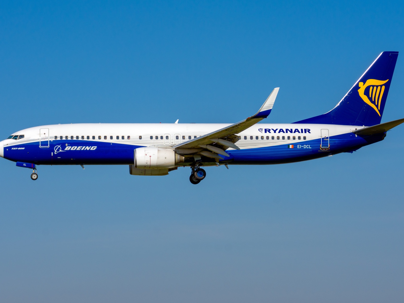 Пассажирский Boeing 737-800W авиакомпании  Ryanair в небе