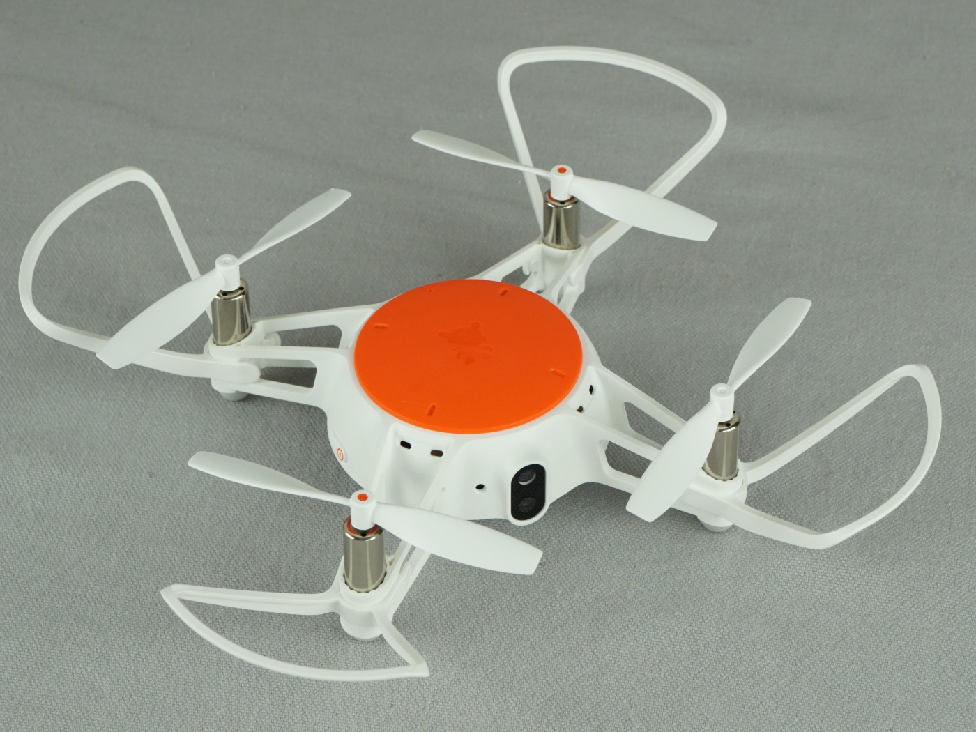 Квадрокоптер Xiaomi MiTu Minidrone 720P на сером фоне