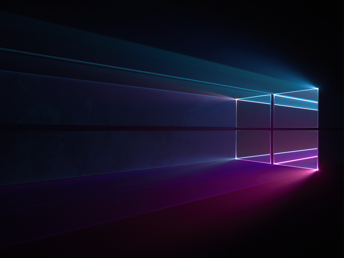 Яркие лучи от windows 10 на черном фоне