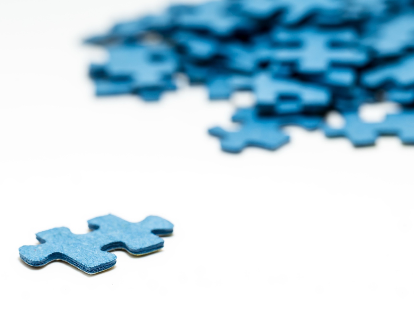 Синий пазл на белом фоне