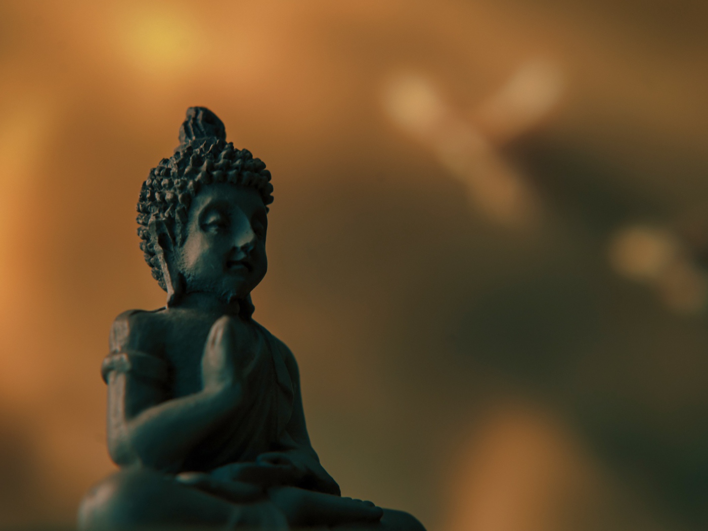 Статуэтка Будда на коричневом фоне крупным планом