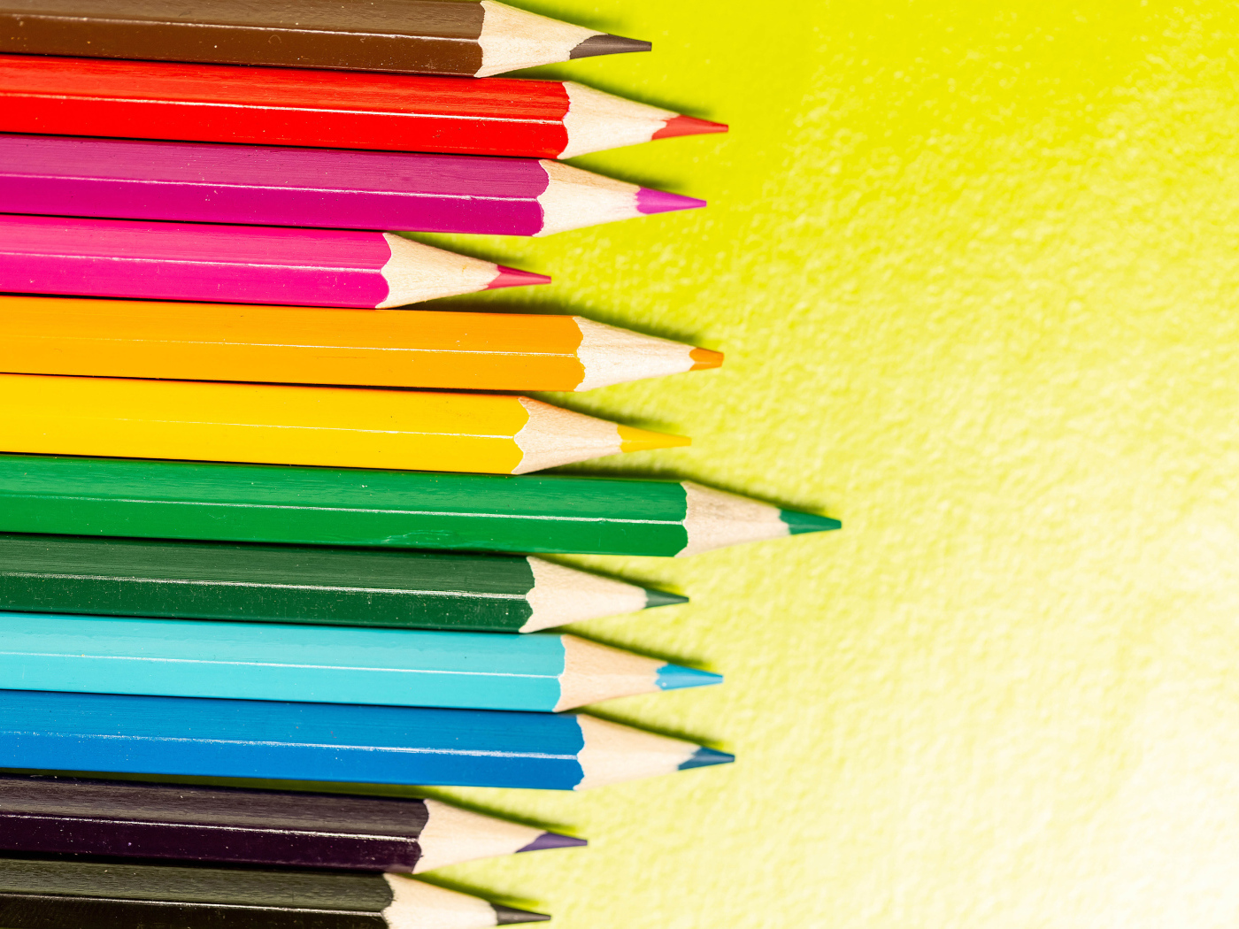 Разноцветные карандаши для рисования лежат на столе