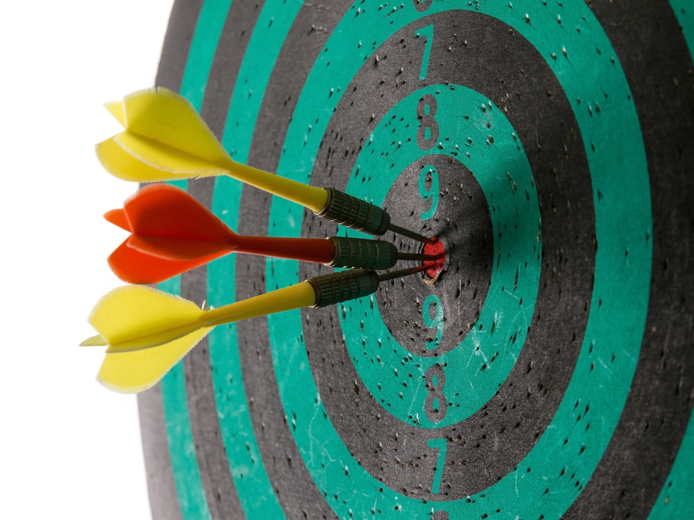 Дротики в десятке на доске для дартса 