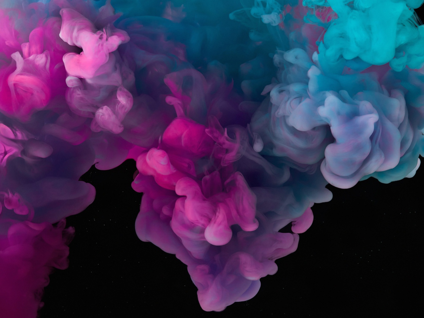 Разноцветный густой дым на черном фоне