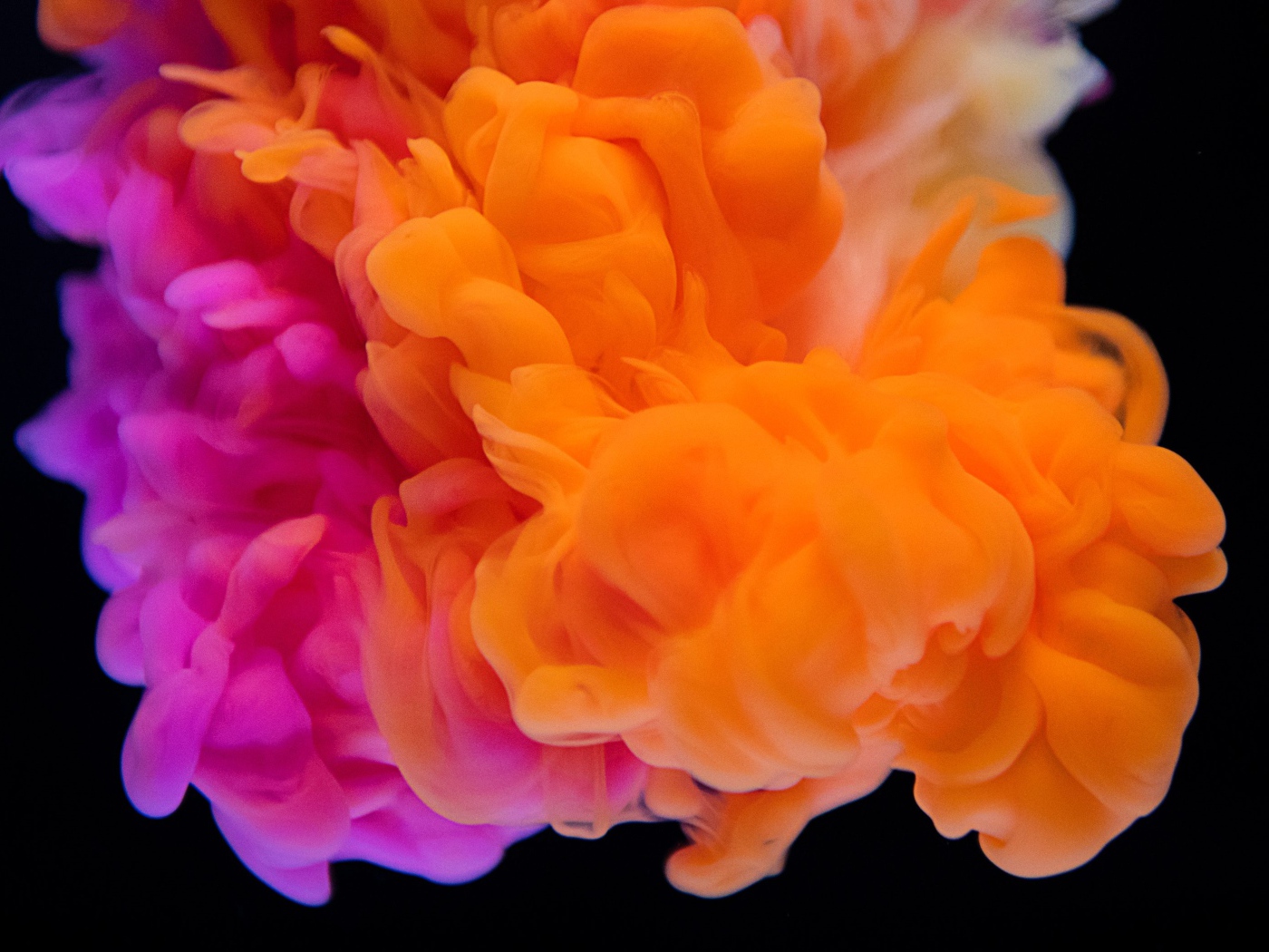 Оранжево -розовый дым на черном фоне 