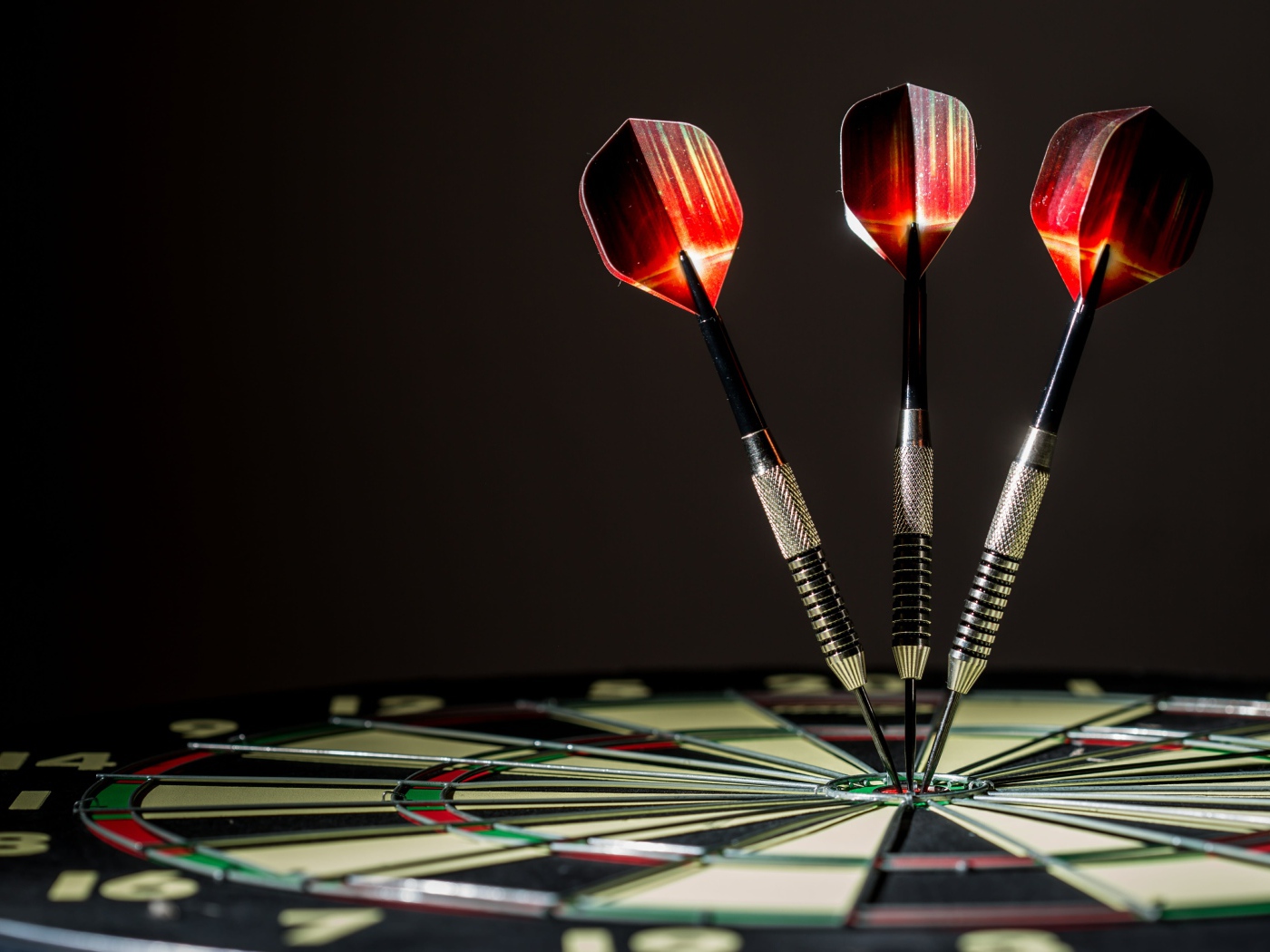 Острые дротики в круглой доске для дартса