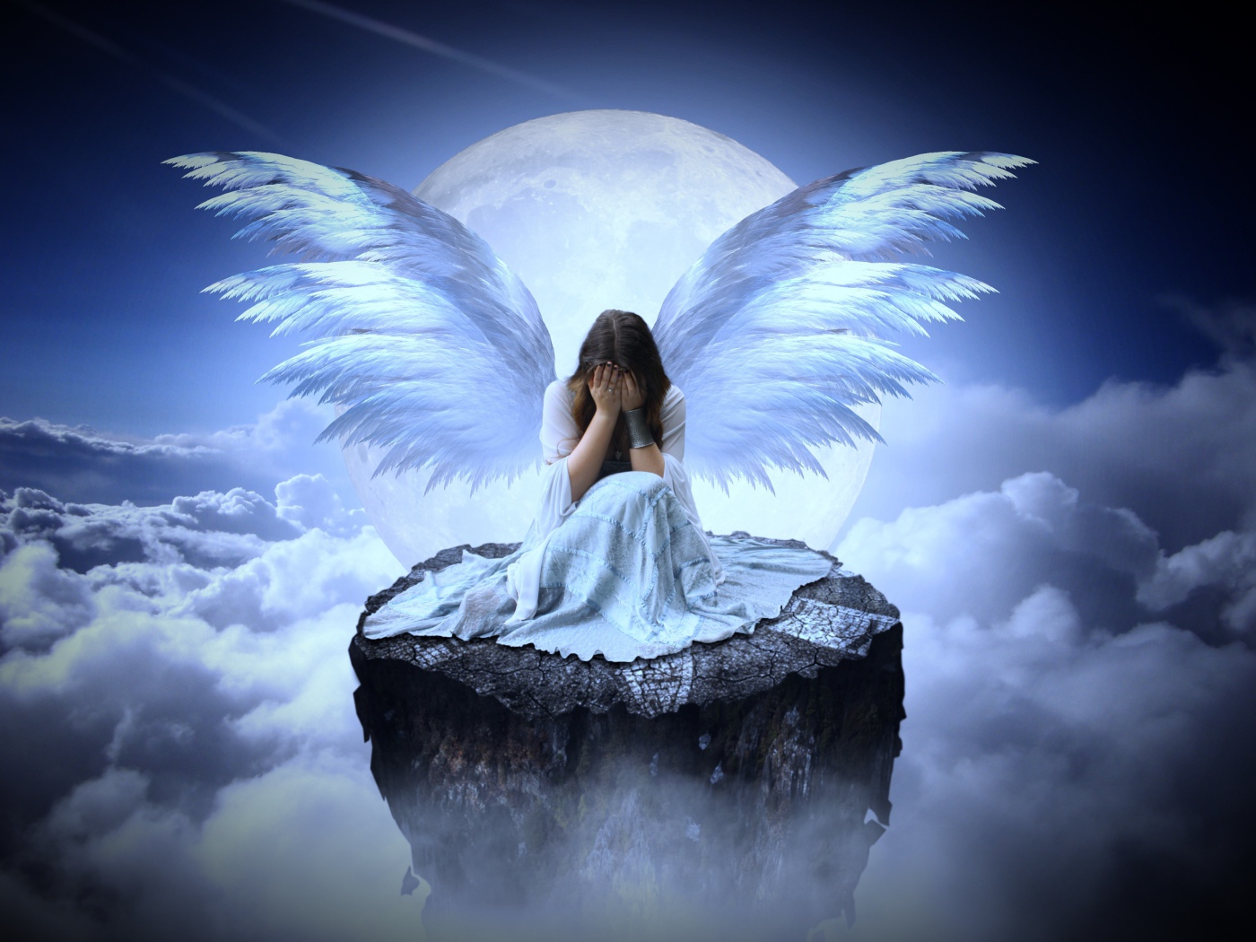 Девушка с крыльями ангела сидит на камне в облаках