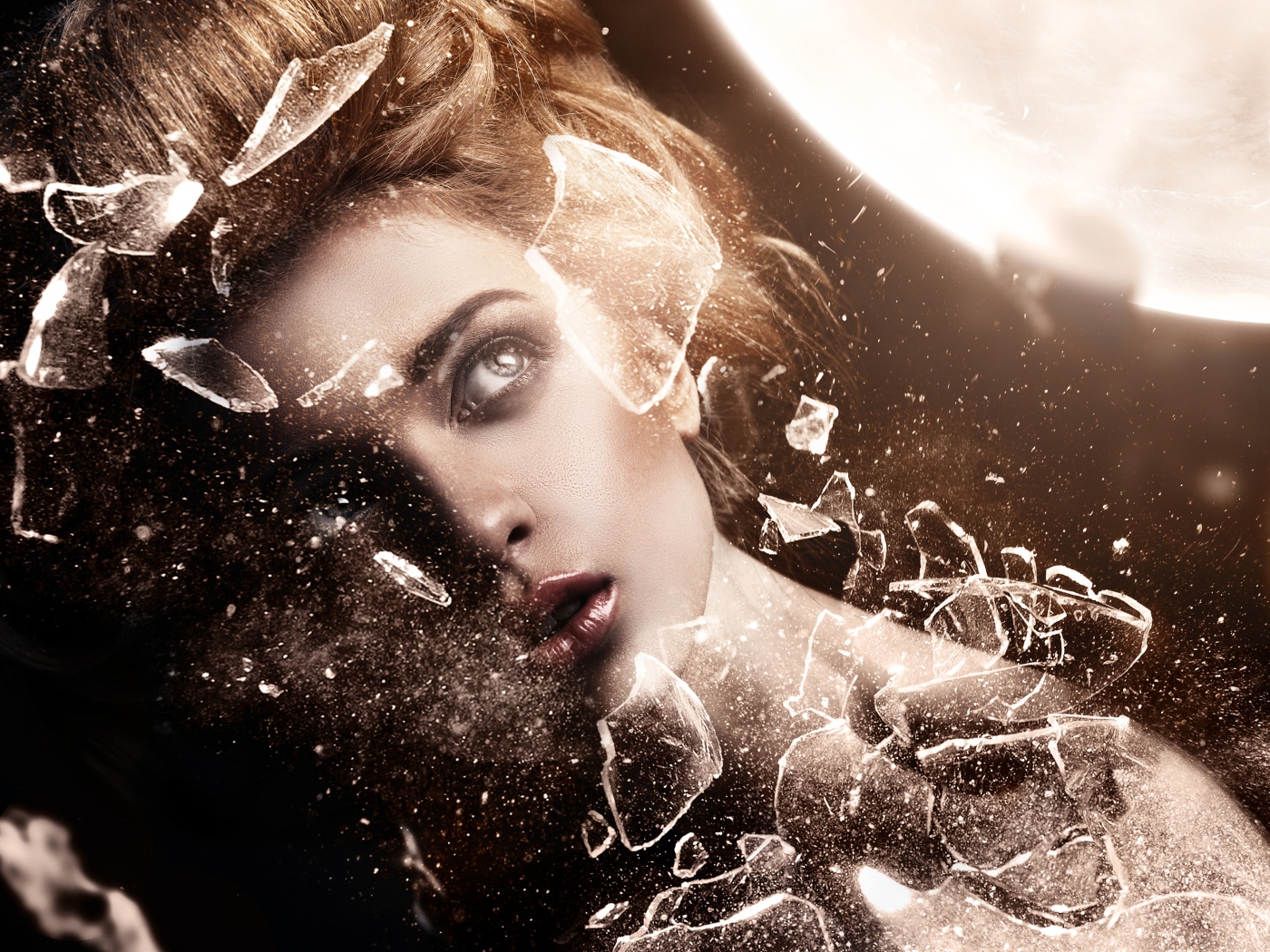 Тело девушки разбивается на осколки 