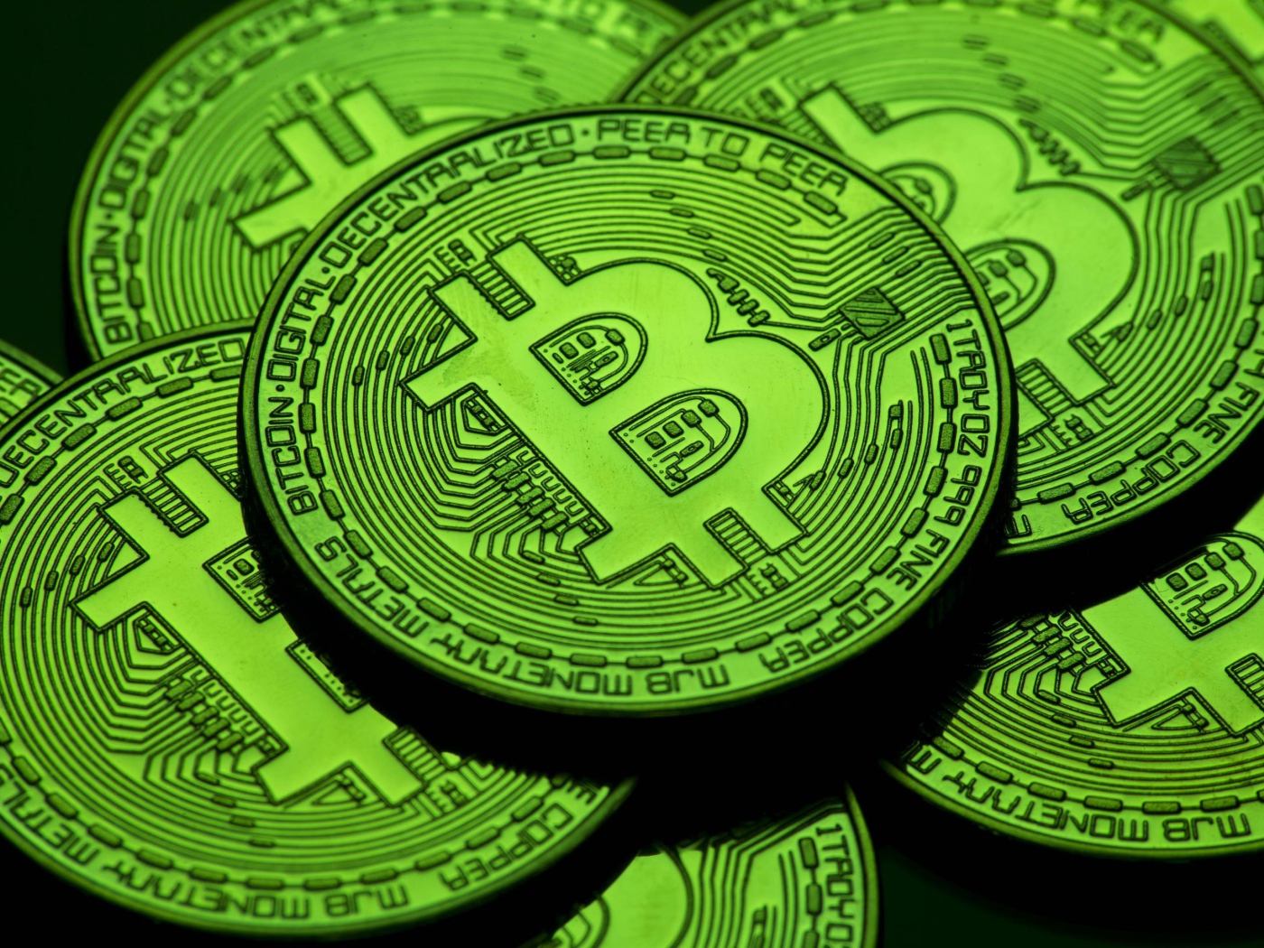 Зеленые монеты биткоин крупным планом