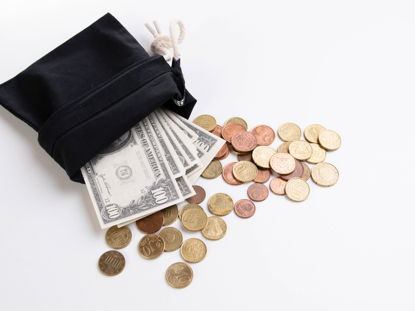 Кошелек с монетами и долларами на белом фоне