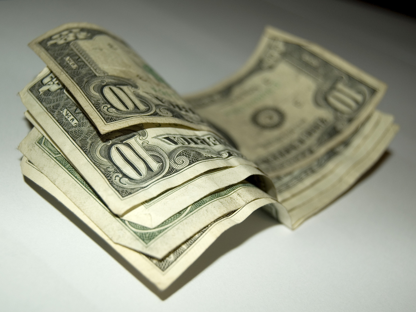 Купюры по 10 долларов на столе