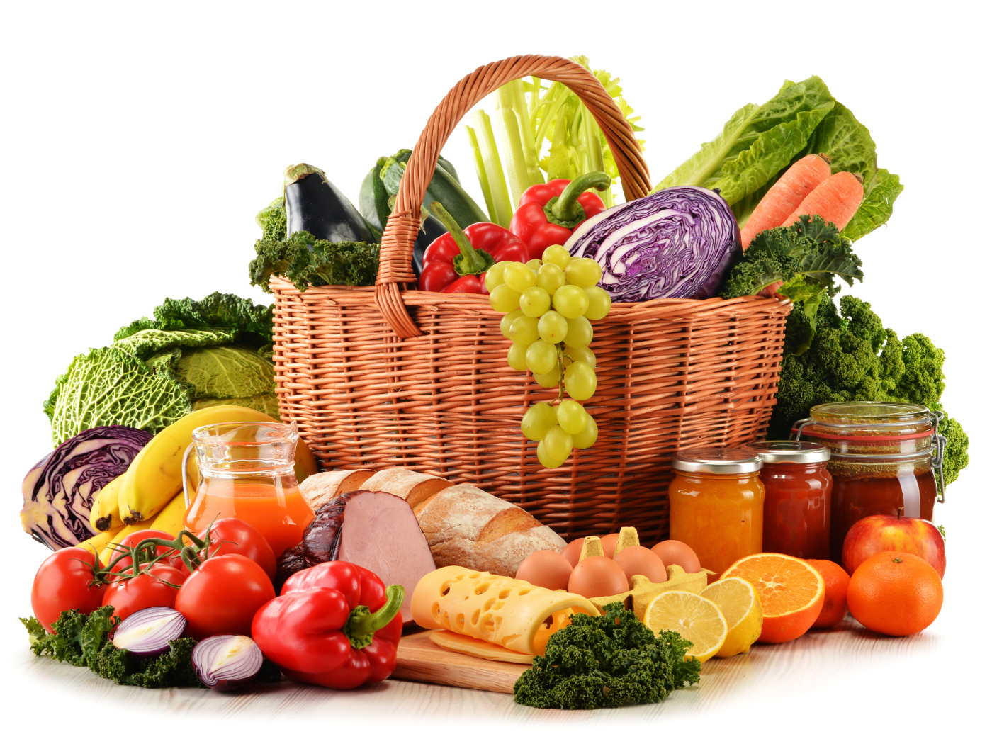 Корзина с овощами и продуктами питания на белом фоне