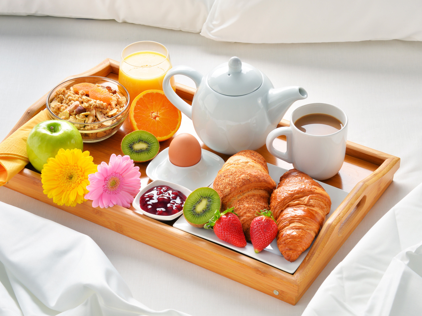 Завтрак для любимой в постель на подносе
