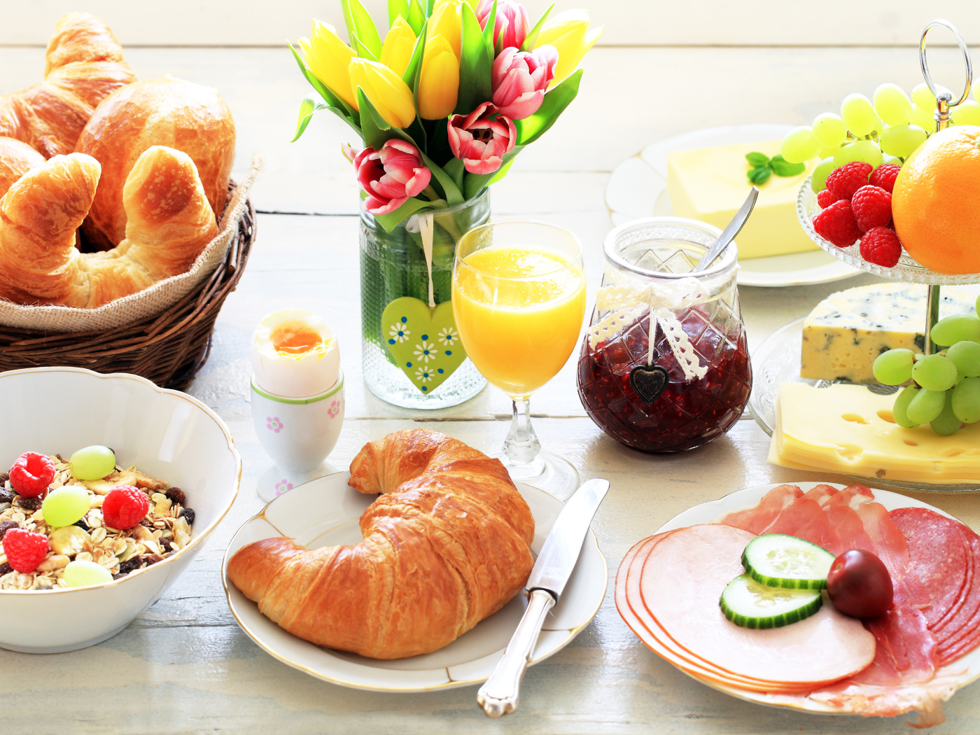 Завтрак на столе с букетом тюльпанов