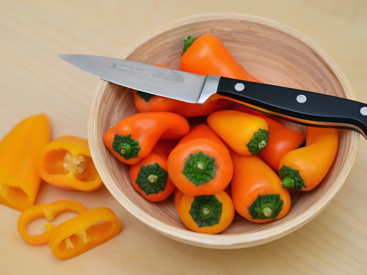 Болгарский перец в миске с ножом