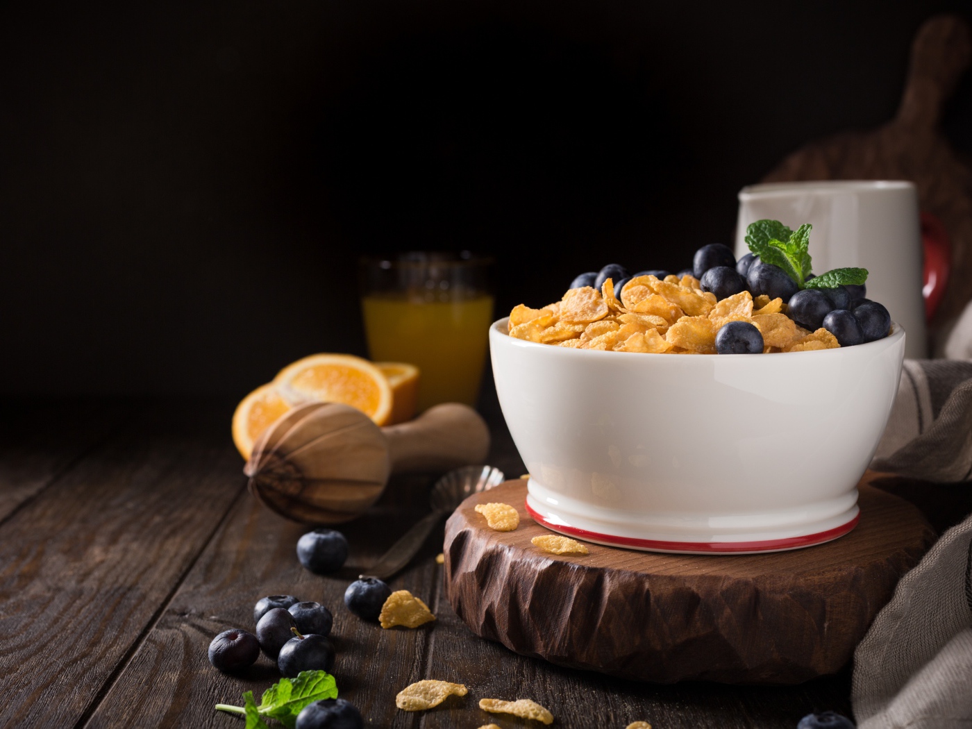 Кукурузные хлопья в тарелке с ягодами черники