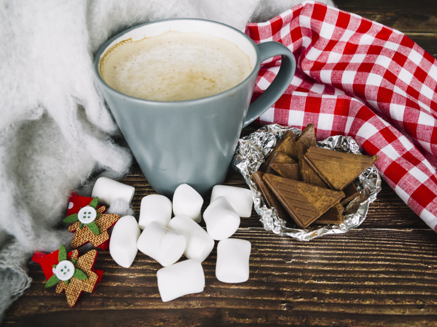 Чашка кофе на столе с маршмеллоу и шоколадом