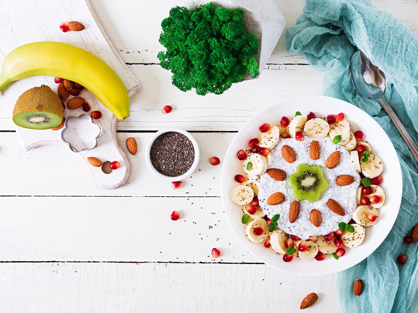 Десерт с бананами, гранатом и миндальными орехами