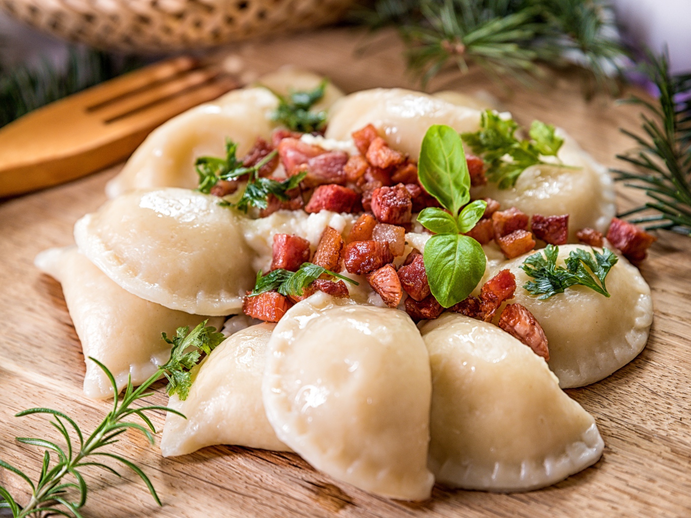 Вареники на доске с выжарками 