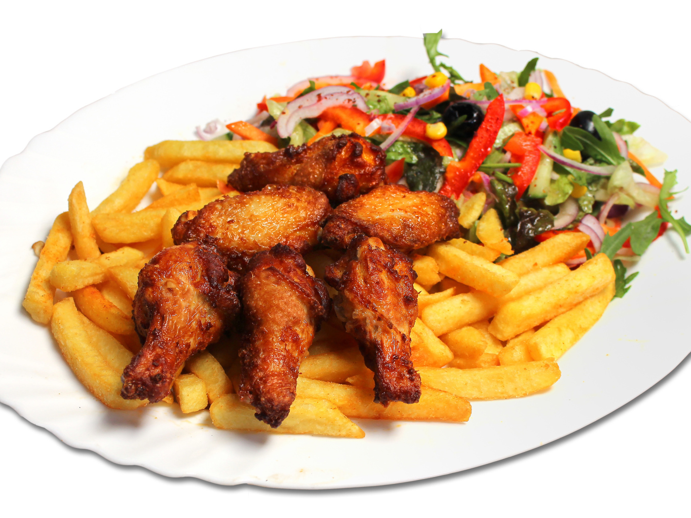Картофель фри с жареной курицей и салатом на белой тарелке
