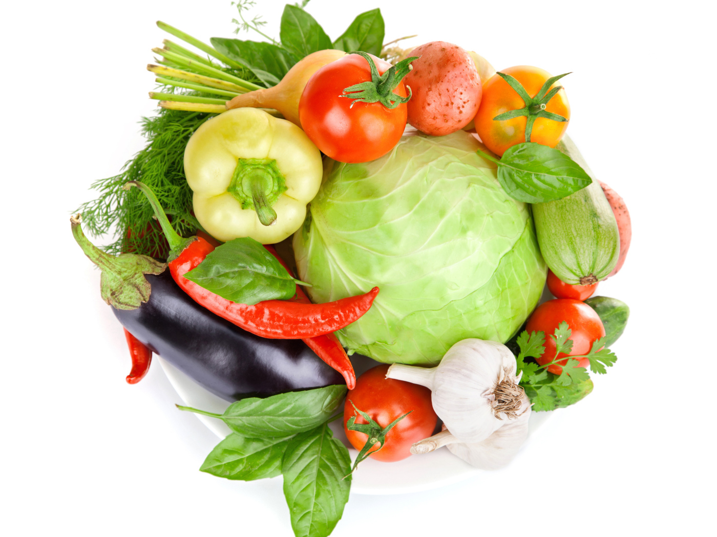 Свежие овощи на белом фоне с зеленью 