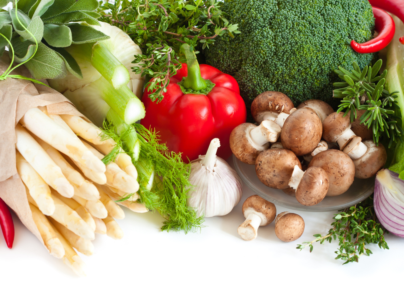 Свежие овощи с грибами на белом фоне