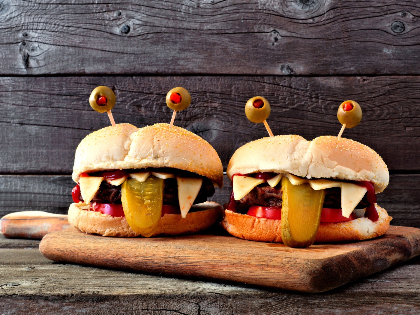 Смешные гамбургеры на разделочной доске