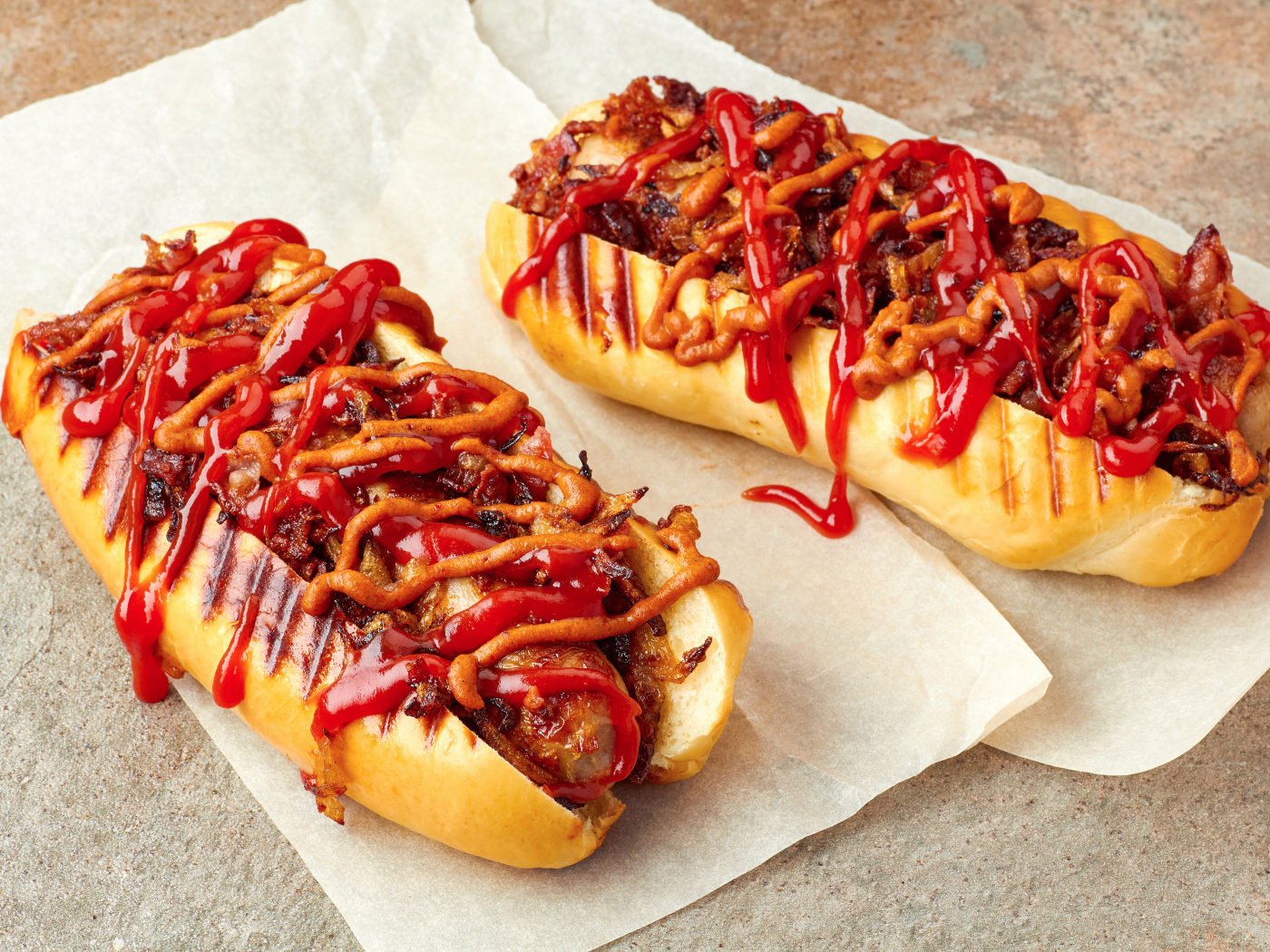 Хотдоги на гриле с сосисками и соусом