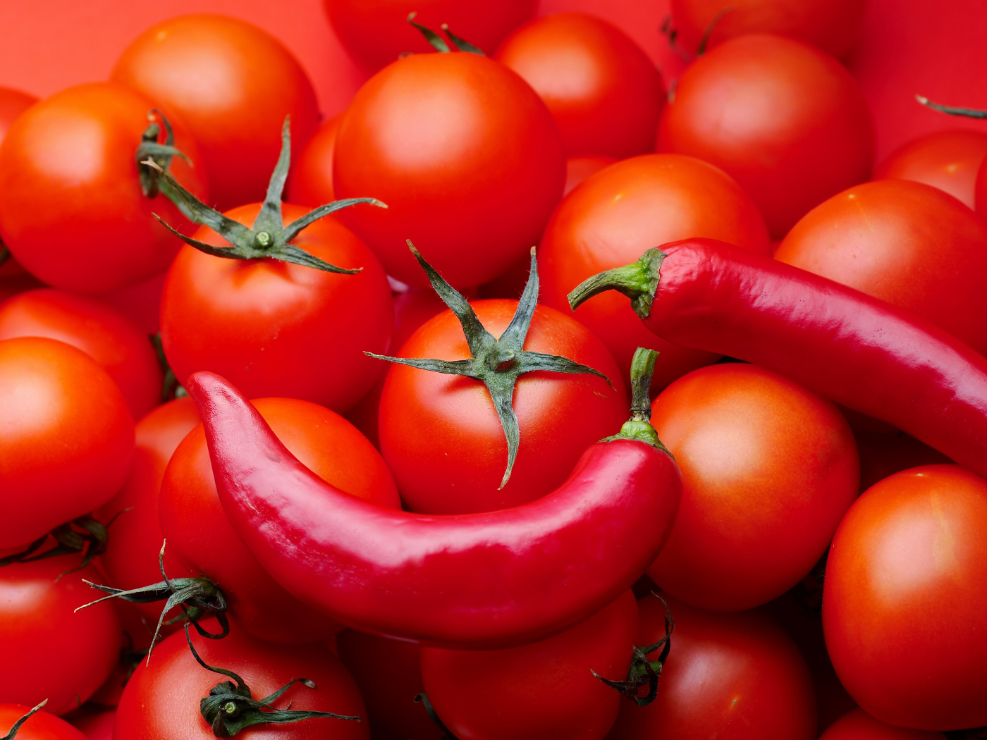 Много красных помидоров с красным перцем крупным планом