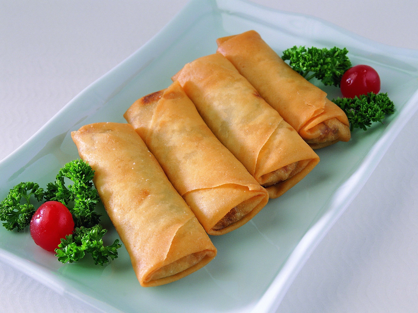 Блины на тарелке с петрушкой и помидорами