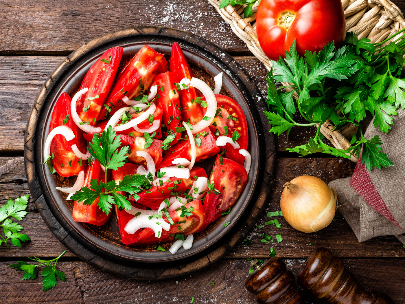 Салат из красных помидор с луком и петрушкой 