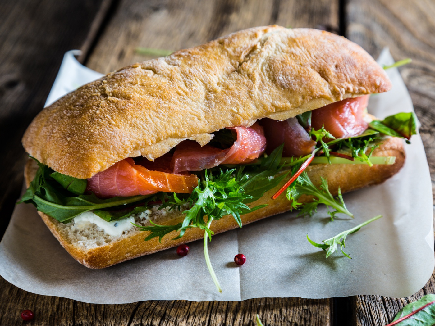 Сендвич с зеленью и красной рыбой 