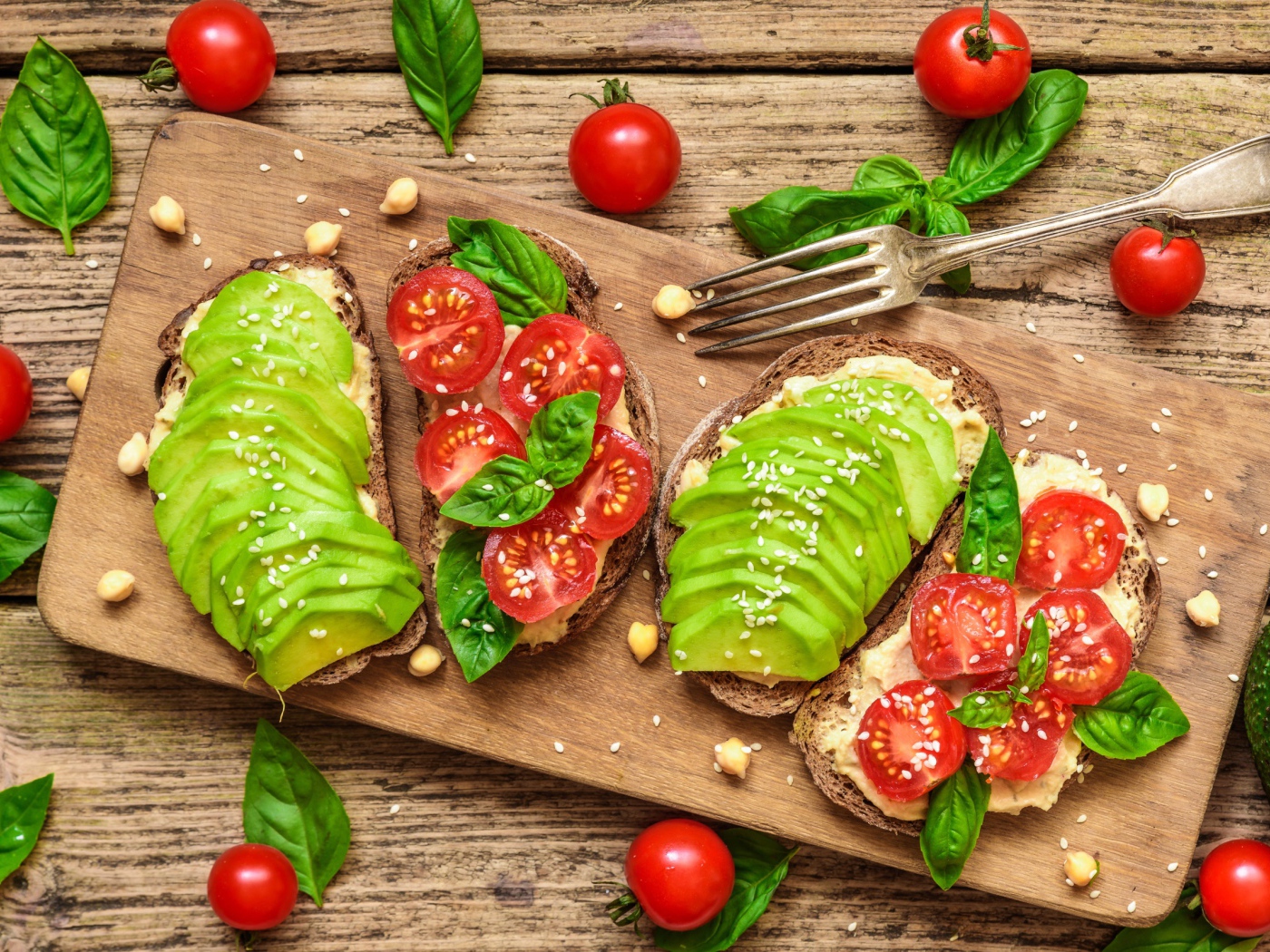 Бутерброды с овощами на деревянной доске 