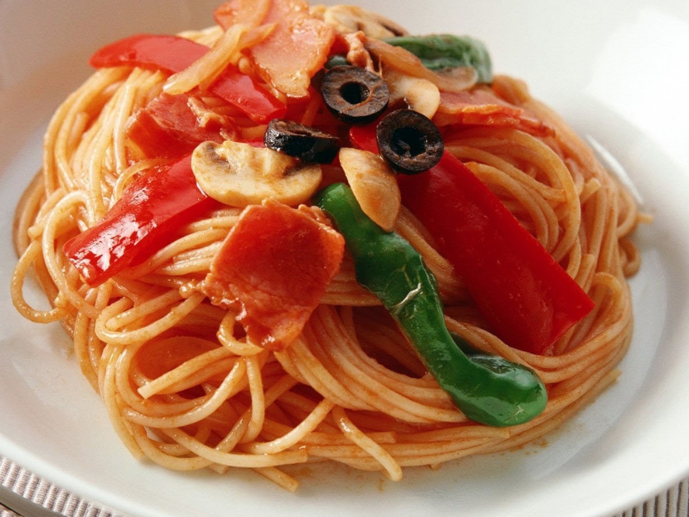 Спагетти с болгарским перцем, беконом и грибами 